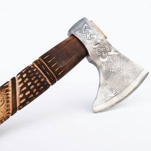 Hache artisanale en acier au carbone avec gravure de runes nordiques, manche en bois d'acajou gravé, enveloppe en cuir – Fournisseur en gros - Product Image 4