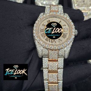 Montre à quartz édition limitée, cadran couleur or rose, bracelet à maillons, affichage de la date avec chiffres romains - Product Image 4