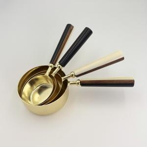 Tasses et cuillères à mesurer en acier inoxydable de qualité supérieure, écologiques, dorées avec manche en résine noire et blanche, compatibles lave-vaisselle - Product Image 1