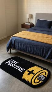 Alfombra Moderna Antideslizante de Lana Hecha a Mano con Forma de Batería y Diseño Único 'Stay Positive' para Decoración del Hogar - Product Image 2