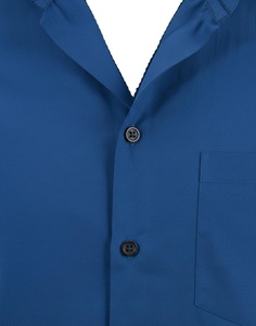 เสื้อเชิ้ตผู้ชายสีน้ำเงินล้วน แขนสามส่วนพับได้ ปกคอพับ ติดกระดุมเม็ดเดียว สไตล์คลาสสิก สำหรับธุรกิจและสำนักงาน สีน้ำเงิน - Product Image 3