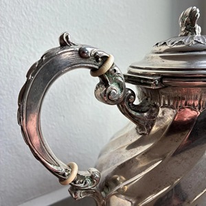 Jarra elegante de acero inoxidable plateado de primera calidad, duradera, perfecta para servir agua, jugo y para uso diario en el hogar, procedente de la India. - Product Image 4