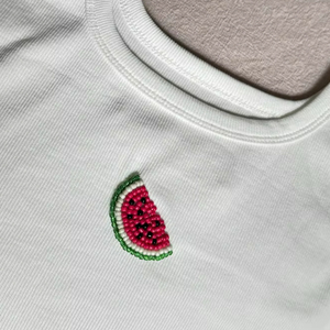 T-shirt en coton brodé de fleurs perlées style luxe pour femme, collection été 2025, fait main, haute qualité, hauts à manches courtes pour soirée - Product Image 4
