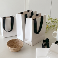 LOGO personnalisé Nouveau sac en papier tendance simple, Sac à main d'emballage de vêtements élégant de luxe de haute qualité, Sac de transport pour le shopping