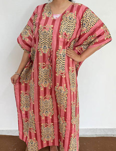 Vestido Kaftan Moderno de Algodón Estampado para Mujer con Textura Suave y Aspecto Moderno - Product Image 3