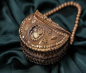 Pochette de soirée ethnique vintage ornée de métal gaufré plaqué or, écologique, Kundan, faite à la main, personnalisée, pour mariée F S - Product Image 5