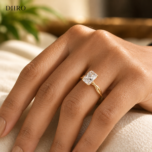 Bague de fiançailles pour femme en or jaune plaqué avec diamant taille radiant et moissanite classique, bande torsadée - Product Image 3