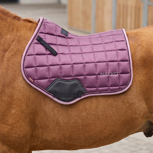 Tapis de selle carré classique de luxe brodé pour selles anglaises, couverture de cheval rembourrée épaisse et absorbant les chocs de qualité supérieure - Product Image 1