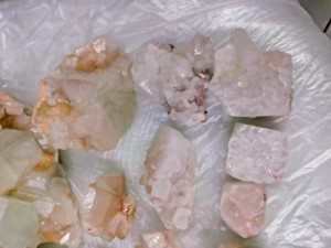 Apofilita Roja Natural, Formación Irregular/Geodósea, Especímenes Minerales de Maharashtra, AK Minerals - Product Image 2