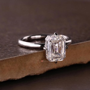 Bague solitaire en diamant taille émeraude 2 carats avec sertissage boussole en or massif 14 carats, certifiée IGI, bijoux de luxe - Product Image 4