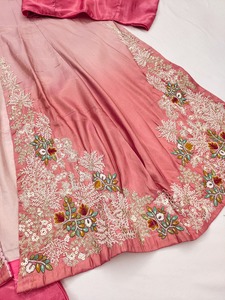 Traje Salwar Rosy de Diseñador Sayuri, Seda Cosmos con Estampado Digital y Bordado con Cuentas, Fabricante Mayorista de la India para Exportación - Product Image 4