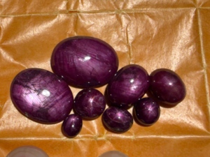 Pierre précieuse naturelle œil de chat rouge rubis étoilé, taille ovale, polie, 5-10 carats, pour la fabrication de bijoux - Product Image 2