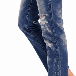 Jean en denim déchiré à taille haute et coupe droite pour femme, style streetwear moderne, finition délavée, confort extensible, idéal pour le quotidien et les loisirs - Product Image 6