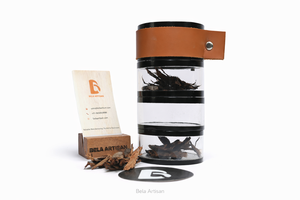 Brûleur d'encens artisanal en verre Bela avec sangle en cuir, fait main, pour le stockage d'encens aromatique, idéal pour le bois de santal, utilisation toute saison - Product Image 1