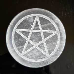 Plaque en sélénite naturelle Étoile de David de 3 pouces, hexagramme gravé, plaque de recharge en cristal rond, décoration spirituelle, vente en gros - Product Image 1