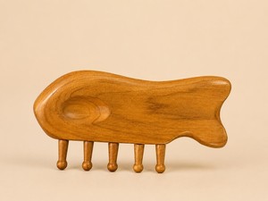 Peigne de massage en bois en forme de poisson de haute qualité, démêloir à dents massantes avec logo personnalisé pour salon de beauté et barbier - Product Image 1