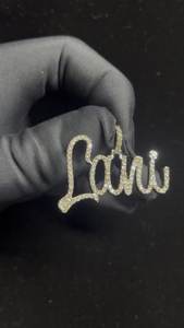 จี้เพชรโมอิสซาไนต์ทรงตัวอักษรแบบเขียนลายพิเศษ สไตล์ฮิปฮอป หรูหรา ผ่านการทดสอบเพชร เงินแท้ 925 ชุบโรเดียม ประดับเพชร - Product Image 3