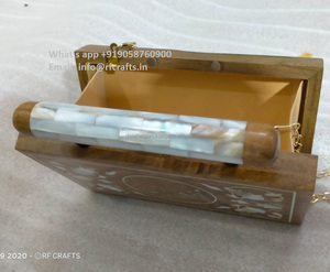 Sac à main d'embrayage en bois fabriqué à la main avec des détails en résine exquis pour les soirées - Product Image 2