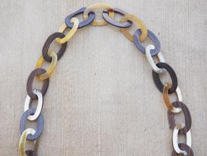 Collar de Cadena de Cuerno de Búfalo MN EXPORTS, Hecho a Mano, Eslabones Ovalados Multicolor, Joyería de Moda de Uttar Pradesh - Product Image 2