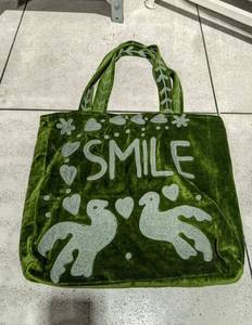 กระเป๋าโท้ทกำมะหยี่สีเขียวสั่งทำขายส่ง พร้อมลายปักอักษร SMILE สีเงิน รูปหัวนกพิราบ หัวใจ และลายดอกไม้ - Product Image 4