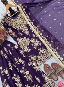 Ensemble prêt-à-porter entièrement cousu avec haut en faux georgette brodé et orné de sequins, pantalon palazzo et dupatta. - Product Image 6