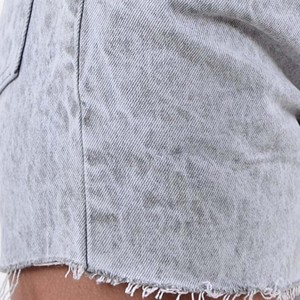 Shorts de mezclilla de cintura alta para mujer, casuales, con cinco bolsillos, dobladillo deshilachado, corte regular, poliéster/algodón, color liso, ecológicos - Product Image 4