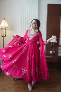 Vestido de georgette sintético con bordado de diseñador y pantalón, y dupatta de georgette sintético, completamente cosido, listo para usar. - Product Image 1