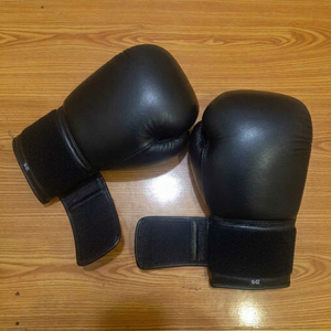 Guantes de Boxeo MMA de Piel Sintética PU Negra y Blanca con Logotipo Personalizado, 16oz, para Adultos, Entrenamiento, Sparring, Ligeros, Cierre de Gancho y Bucle en los Dedos - Product Image 3