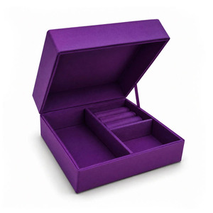กล่องใส่เครื่องประดับผ้าไหมปักลายอักษรย่อพรีเมียมของไทย - Product Image 3