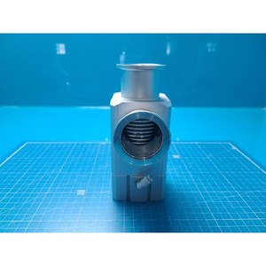 Vanne d'angle à vide poussé SMC XLA-40-X586, utilisée comme pièce détachée pour équipement semi-conducteur d'époque - Product Image 1