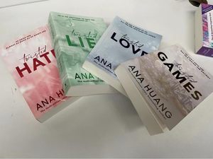 Série Pure Herbs Twisted, lot de 4 livres : Twisted Love, Twisted Hate, Twisted Games & Twisted Lies - Romance contemporaine en broché - Product Image 4