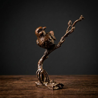 Sculpture d'oiseau en laiton artisanal sur branche, figurine d'oiseau chanteur détaillée, finition laiton antique, statue d'oiseau en métal, décoration de faune.