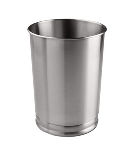 Les poubelles métalliques de haute qualité, en aluminium gris, à construction robuste, conviennent aux charges de déchets lourdes. - Product Image 2