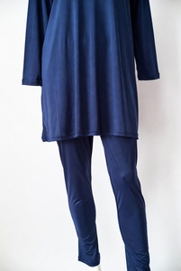 Ensemble de maillots de bain modestes personnalisables pour adultes : Haut de maillot long type tunique, leggings longs assortis, couvre-tête assorti, écologique, léger, UPF30 - Product Image 2