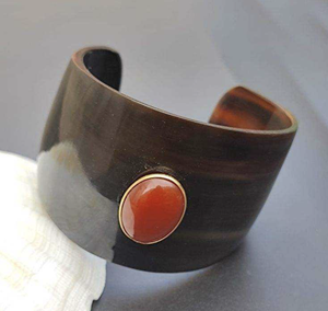 กำไลข้อมือทำมือจากเขาสัตว์ธรรมชาติ สีธรรมชาติ ดีไซน์สวยงามที่สุด เครื่องประดับจากเขาควายและวัว สำหรับงานแต่งงาน ความรัก และความโรแมนติก - Product Image 2
