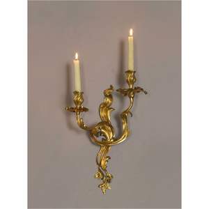 Applique murale de luxe en ornement rococo français, en laiton doré antique, style baroque vintage, à 2 lumières, type candélabre suspendu - Product Image 1