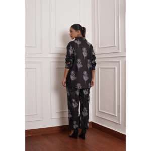 Conjunto de Traje Coordinado Negro para Mujer Quince Life Rose Noir con Elegante Diseño de Cuello - Product Image 1