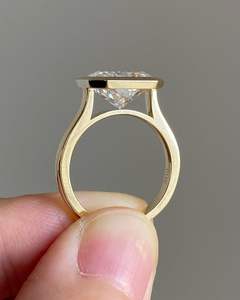 แหวนเพชรทรงรัศมีตะวันออก-ตะวันตกแบบโซลิแทร์ ความต้องการสูง แหวนหมั้นเพชรเลี้ยงในห้องปฏิบัติการ ทองคำแท้ 14k E/VVS - Product Image 3