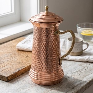 Pichet à eau en cuivre de style vintage arabe avec finition martelée, carafe en métal avec poignée, design luxueux pour servir le thé - Product Image 5