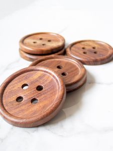 Sous-verres en bois naturel faits à la main, ensemble de sous-verres ronds rustiques, protection de table pour tasses à café, mugs et verres - Product Image 2