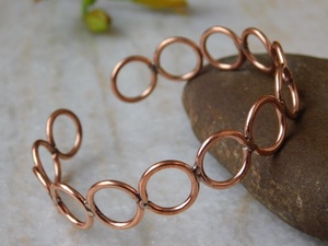 Bracelet en cuivre pour thérapie magnétique, design élégant à trois cercles, bracelet ouvert en cuivre pour femmes - Product Image 6
