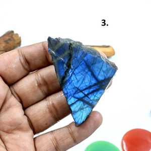 Piedra de labradorita natural seleccionada a mano, en forma de chips pequeños, con patrón de destellos azules, para meditación y sanación energética, ideal para la elaboración de joyas. - Product Image 3