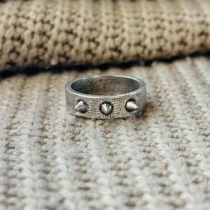 Bague gothique à pointes en laiton plaqué argent, style punk et motard, vente en gros pour hommes - Product Image 1