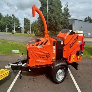 Broyeur de bois mobile monté sur remorque, capacité 6t/h, haute productivité, équipement de traitement forestier à vendre - Product Image 1