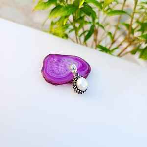 Pendentif artisanal en argent sterling avec perle d'eau et serti clos, design coussin, bijou élégant pour femmes et enfants, cadeau raffiné - Product Image 4