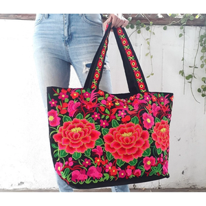 Bolso de Hombro Bordado a Mano con Diseño Étnico Hmong Único, Decorado con Pompones Coloridos para un Look Bohemio y Divertido - Product Image 3