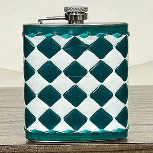 Elegante Botella de Bolsillo de Cuero Vacuno Genuino a Cuadros, Portátil, Personalizable, en Varios Colores, Cómoda Botella para Alcohol - Product Image 4