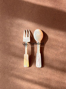 Cuillère en nacre de designer, élégante et faite à la main, pour la cuisine et la table, Tradebyd - Product Image 2