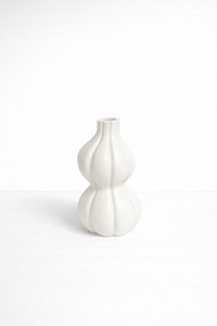 Vase en aluminium blanc cannelé élégant en forme de citrouille, finition mate, double gourde, pour fleurs, ornement créatif moderne pour bureau et maison, vente en gros - Product Image 1