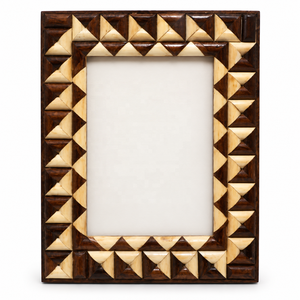 Cadre photo en bois brun foncé avec incrustation géométrique crème et motif pyramidal 3D, fournisseur en gros de décoration intérieure - Product Image 1